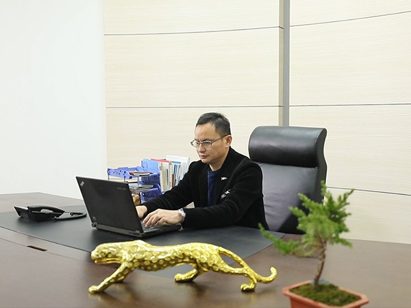 硬汉视频APP官网下载办公场景